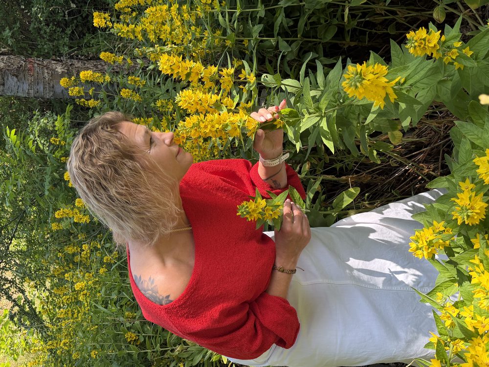 Edel Sirby blant gule blomster
